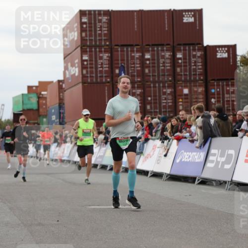 03.10.2025 - Köhlbrandbrückenlauf Yannick Fuchs http://msf.ph/oto/8987375 03.10.2025 15:59:43 Ziel 7193, 7225, 7450, 9101, 9113 meine-sportfotos.de