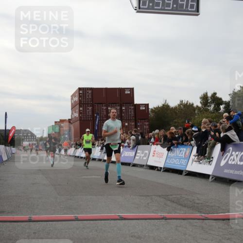 03.10.2025 - Köhlbrandbrückenlauf Yannick Fuchs http://msf.ph/oto/8987393 03.10.2025 15:59:44 Ziel 7185, 7193, 7225, 7450, 9101, 9113 meine-sportfotos.de