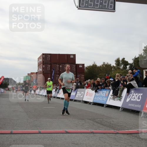03.10.2025 - Köhlbrandbrückenlauf Yannick Fuchs http://msf.ph/oto/8987403 03.10.2025 15:59:44 Ziel 7185, 7193, 7225, 7450, 9101, 9113 meine-sportfotos.de