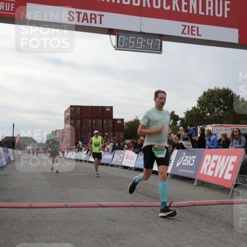 03.10.2025 - Köhlbrandbrückenlauf Yannick Fuchs http://msf.ph/oto/8987433 03.10.2025 15:59:45 Ziel 7165, 7185, 7193, 7225, 7450, 9101, 9113 meine-sportfotos.de