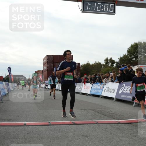 03.10.2025 - Köhlbrandbrückenlauf Yannick Fuchs http://msf.ph/oto/8987436 03.10.2025 16:12:04 Ziel 7463, 7468, 7825, 8259, 8569, 8939, 8951, 9159, 9399 meine-sportfotos.de