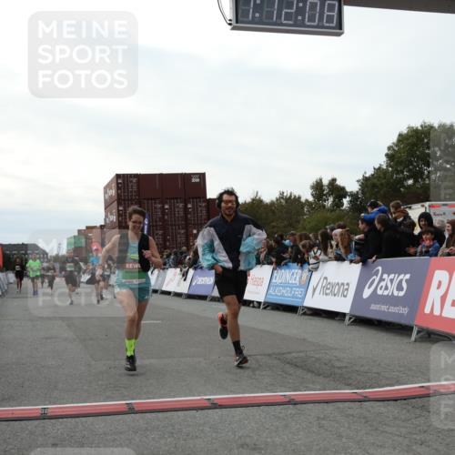 03.10.2025 - Köhlbrandbrückenlauf Yannick Fuchs http://msf.ph/oto/8987479 03.10.2025 16:12:06 Ziel 7404, 7463, 7468, 7825, 8088, 8259, 8569, 8939, 8951, 9159, 9399 meine-sportfotos.de