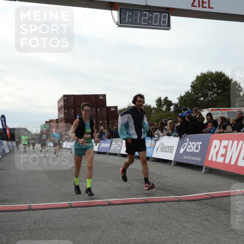 03.10.2025 - Köhlbrandbrückenlauf Yannick Fuchs http://msf.ph/oto/8987490 03.10.2025 16:12:06 Ziel 7404, 7463, 7468, 7825, 8088, 8259, 8569, 8939, 8951, 9159, 9399 meine-sportfotos.de