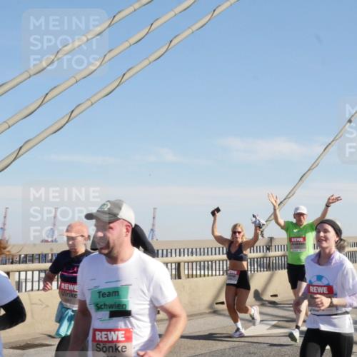 03.10.2025 - Köhlbrandbrückenlauf Matties Gatica Varas http://msf.ph/oto/8987493 03.10.2025 12:29:44 Position 2 5097 meine-sportfotos.de