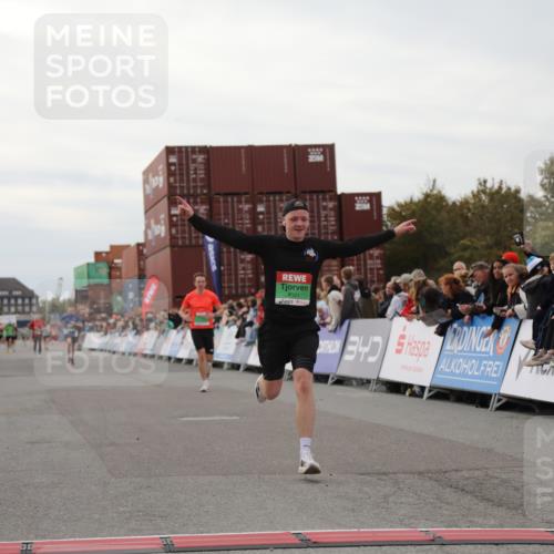 03.10.2025 - Köhlbrandbrückenlauf Yannick Fuchs http://msf.ph/oto/8987495 03.10.2025 15:59:49 Ziel 7165, 7185, 7269, 7450, 9101, 9113 meine-sportfotos.de