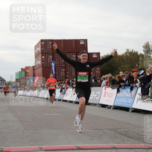 03.10.2025 - Köhlbrandbrückenlauf Yannick Fuchs http://msf.ph/oto/8987503 03.10.2025 15:59:49 Ziel 7165, 7185, 7269, 7450, 9101, 9113 meine-sportfotos.de