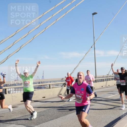 03.10.2025 - Köhlbrandbrückenlauf Matties Gatica Varas http://msf.ph/oto/8987504 03.10.2025 12:29:45 Position 2 916, 40, 36 meine-sportfotos.de