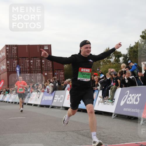 03.10.2025 - Köhlbrandbrückenlauf Yannick Fuchs http://msf.ph/oto/8987522 03.10.2025 15:59:49 Ziel 7165, 7185, 7269, 7450, 9101, 9113 meine-sportfotos.de