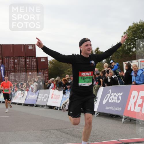 03.10.2025 - Köhlbrandbrückenlauf Yannick Fuchs http://msf.ph/oto/8987528 03.10.2025 15:59:50 Ziel 7165, 7185, 7269, 7450, 9101, 9113 meine-sportfotos.de