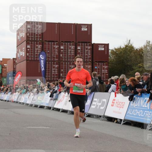 03.10.2025 - Köhlbrandbrückenlauf Yannick Fuchs http://msf.ph/oto/8987550 03.10.2025 15:59:51 Ziel 7165, 7185, 7269, 7450, 9101 meine-sportfotos.de