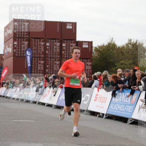 03.10.2025 - Köhlbrandbrückenlauf Yannick Fuchs http://msf.ph/oto/8987560 03.10.2025 15:59:51 Ziel 7165, 7185, 7269, 7450, 9101 meine-sportfotos.de