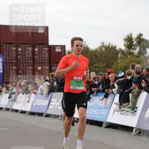03.10.2025 - Köhlbrandbrückenlauf Yannick Fuchs http://msf.ph/oto/8987577 03.10.2025 15:59:52 Ziel 7165, 7185, 7269, 7450, 8915, 9101 meine-sportfotos.de