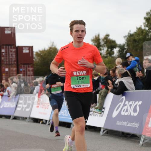 03.10.2025 - Köhlbrandbrückenlauf Yannick Fuchs http://msf.ph/oto/8987592 03.10.2025 15:59:52 Ziel 7165, 7185, 7269, 7450, 8915, 9101 meine-sportfotos.de