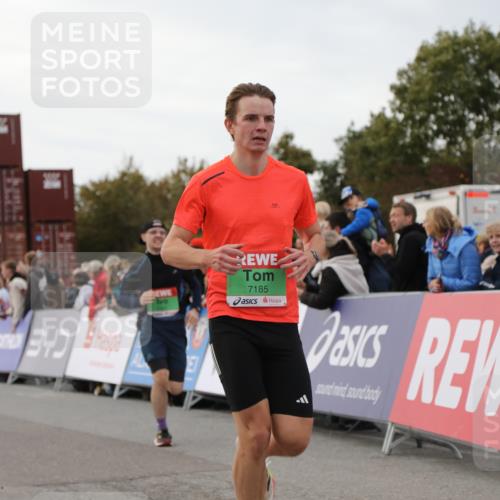 03.10.2025 - Köhlbrandbrückenlauf Yannick Fuchs http://msf.ph/oto/8987596 03.10.2025 15:59:52 Ziel 7165, 7185, 7269, 7450, 8915, 9101 meine-sportfotos.de