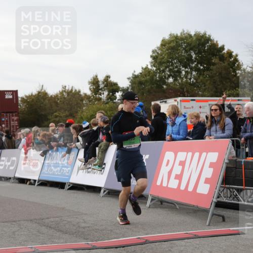 03.10.2025 - Köhlbrandbrückenlauf Yannick Fuchs http://msf.ph/oto/8987607 03.10.2025 15:59:53 Ziel 7165, 7185, 7269, 8915, 9101 meine-sportfotos.de