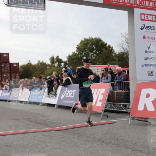 03.10.2025 - Köhlbrandbrückenlauf Yannick Fuchs http://msf.ph/oto/8987618 03.10.2025 15:59:53 Ziel 7165, 7185, 7269, 8915, 9101 meine-sportfotos.de