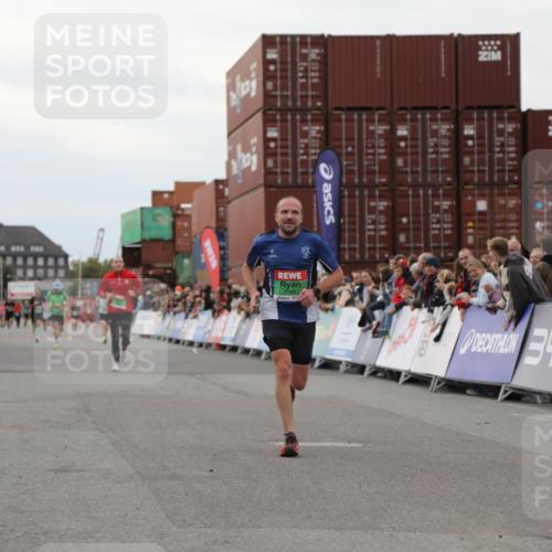 03.10.2025 - Köhlbrandbrückenlauf Yannick Fuchs http://msf.ph/oto/8987644 03.10.2025 15:59:55 Ziel 7165, 7185, 7269, 8915 meine-sportfotos.de
