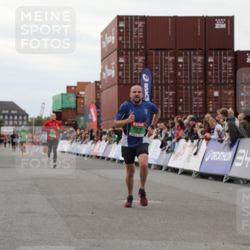 03.10.2025 - Köhlbrandbrückenlauf Yannick Fuchs http://msf.ph/oto/8987650 03.10.2025 15:59:55 Ziel 7165, 7185, 7269, 8915 meine-sportfotos.de