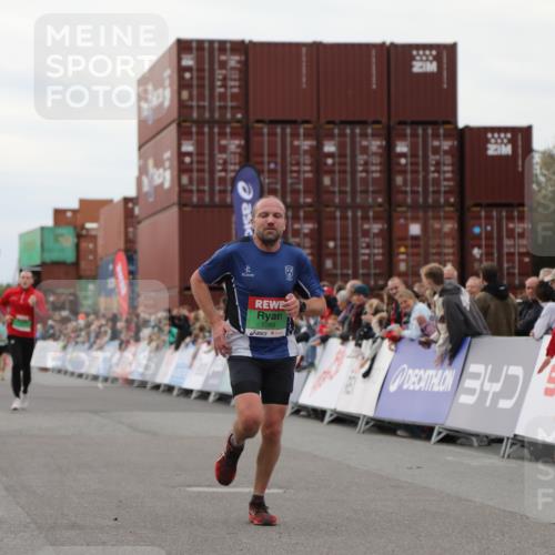 03.10.2025 - Köhlbrandbrückenlauf Yannick Fuchs http://msf.ph/oto/8987654 03.10.2025 15:59:55 Ziel 7165, 7185, 7269, 8915 meine-sportfotos.de