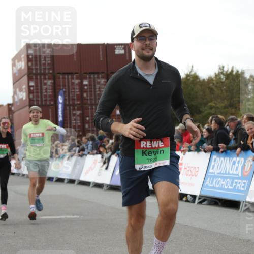 03.10.2025 - Köhlbrandbrückenlauf Yannick Fuchs http://msf.ph/oto/8987655 03.10.2025 16:12:11 Ziel 7404, 7468, 7615, 7762, 7825, 8088, 8939, 8951 meine-sportfotos.de