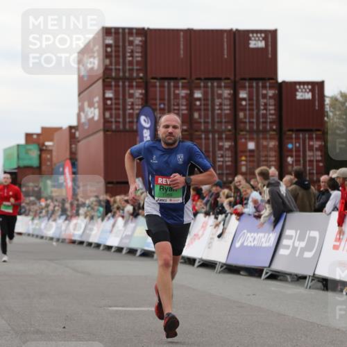 03.10.2025 - Köhlbrandbrückenlauf Yannick Fuchs http://msf.ph/oto/8987660 03.10.2025 15:59:55 Ziel 7165, 7185, 7269, 8915 meine-sportfotos.de