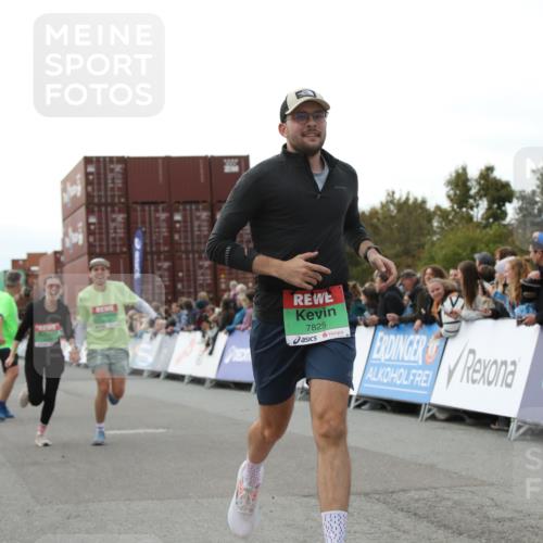 03.10.2025 - Köhlbrandbrückenlauf Yannick Fuchs http://msf.ph/oto/8987661 03.10.2025 16:12:12 Ziel 7404, 7468, 7615, 7762, 7825, 8088, 8501, 8939, 8951 meine-sportfotos.de
