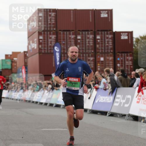 03.10.2025 - Köhlbrandbrückenlauf Yannick Fuchs http://msf.ph/oto/8987667 03.10.2025 15:59:55 Ziel 7165, 7185, 7269, 8915 meine-sportfotos.de