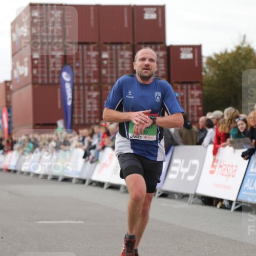 03.10.2025 - Köhlbrandbrückenlauf Yannick Fuchs http://msf.ph/oto/8987677 03.10.2025 15:59:56 Ziel 7165, 7185, 7269, 8915 meine-sportfotos.de