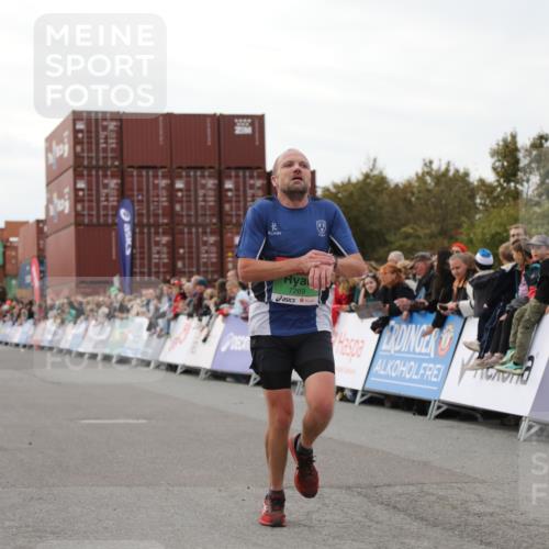 03.10.2025 - Köhlbrandbrückenlauf Yannick Fuchs http://msf.ph/oto/8987683 03.10.2025 15:59:56 Ziel 7165, 7185, 7269, 8915 meine-sportfotos.de