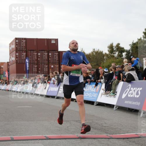 03.10.2025 - Köhlbrandbrückenlauf Yannick Fuchs http://msf.ph/oto/8987687 03.10.2025 15:59:56 Ziel 7165, 7185, 7269, 8915 meine-sportfotos.de