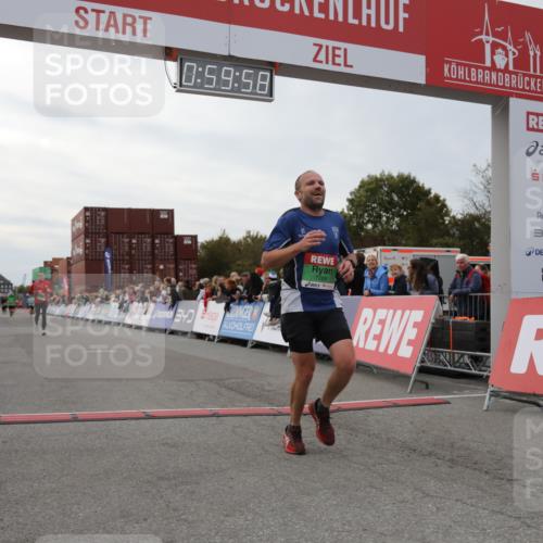 03.10.2025 - Köhlbrandbrückenlauf Yannick Fuchs http://msf.ph/oto/8987705 03.10.2025 15:59:57 Ziel 7165, 7269, 8915 meine-sportfotos.de