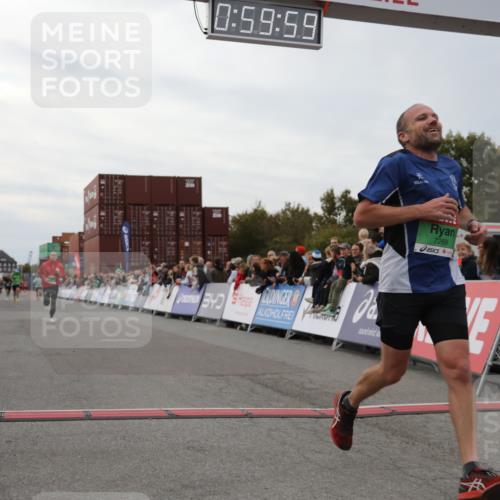 03.10.2025 - Köhlbrandbrückenlauf Yannick Fuchs http://msf.ph/oto/8987710 03.10.2025 15:59:57 Ziel 7165, 7269, 8915 meine-sportfotos.de