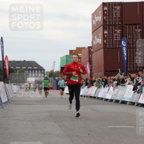 03.10.2025 - Köhlbrandbrückenlauf Yannick Fuchs http://msf.ph/oto/8987717 03.10.2025 15:59:57 Ziel 7165, 7269, 8915 meine-sportfotos.de