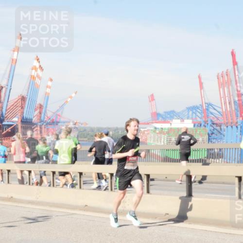03.10.2025 - Köhlbrandbrückenlauf Matties Gatica Varas http://msf.ph/oto/8987719 03.10.2025 12:31:02 Position 2  meine-sportfotos.de