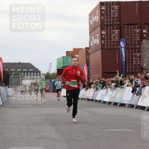 03.10.2025 - Köhlbrandbrückenlauf Yannick Fuchs http://msf.ph/oto/8987723 03.10.2025 15:59:58 Ziel 7269, 8783, 8915 meine-sportfotos.de