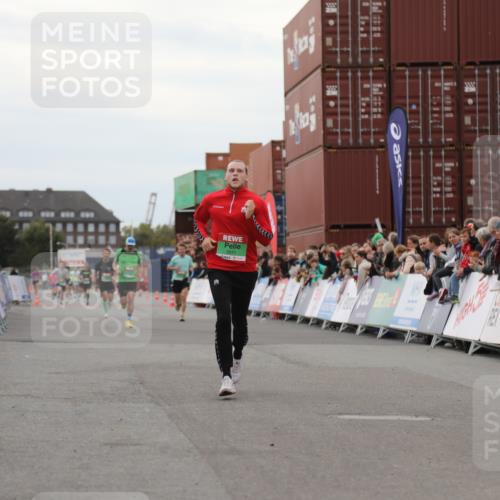 03.10.2025 - Köhlbrandbrückenlauf Yannick Fuchs http://msf.ph/oto/8987727 03.10.2025 15:59:58 Ziel 7269, 8783, 8915 meine-sportfotos.de