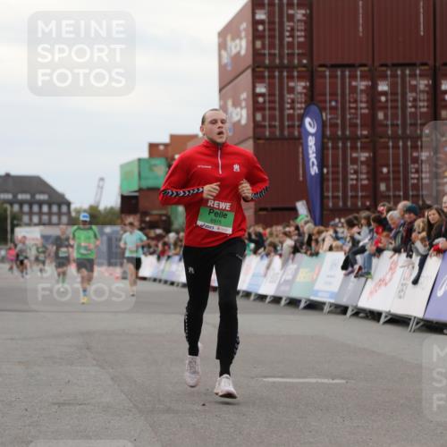 03.10.2025 - Köhlbrandbrückenlauf Yannick Fuchs http://msf.ph/oto/8987763 03.10.2025 15:59:59 Ziel 7269, 7329, 8783, 8915 meine-sportfotos.de