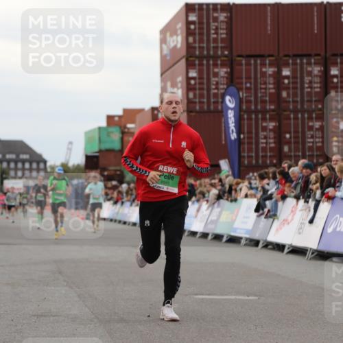 03.10.2025 - Köhlbrandbrückenlauf Yannick Fuchs http://msf.ph/oto/8987767 03.10.2025 15:59:59 Ziel 7269, 7329, 8783, 8915 meine-sportfotos.de