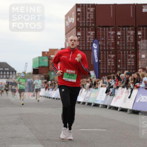 03.10.2025 - Köhlbrandbrückenlauf Yannick Fuchs http://msf.ph/oto/8987772 03.10.2025 15:59:59 Ziel 7269, 7329, 8783, 8915 meine-sportfotos.de