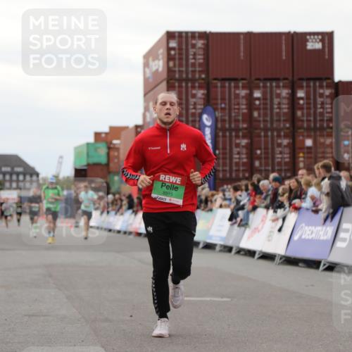 03.10.2025 - Köhlbrandbrückenlauf Yannick Fuchs http://msf.ph/oto/8987778 03.10.2025 15:59:59 Ziel 7269, 7329, 8783, 8915 meine-sportfotos.de