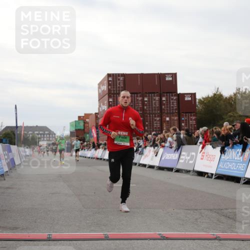 03.10.2025 - Köhlbrandbrückenlauf Yannick Fuchs http://msf.ph/oto/8987784 03.10.2025 16:00:00 Ziel 7103, 7269, 7329, 8783, 8915 meine-sportfotos.de