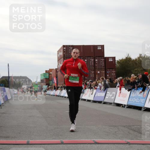03.10.2025 - Köhlbrandbrückenlauf Yannick Fuchs http://msf.ph/oto/8987790 03.10.2025 16:00:00 Ziel 7103, 7269, 7329, 8783, 8915 meine-sportfotos.de