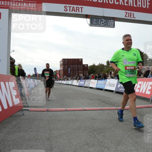 03.10.2025 - Köhlbrandbrückenlauf Yannick Fuchs http://msf.ph/oto/8987791 03.10.2025 16:12:16 Ziel 7404, 7615, 7762, 8088, 8501, 9359 meine-sportfotos.de
