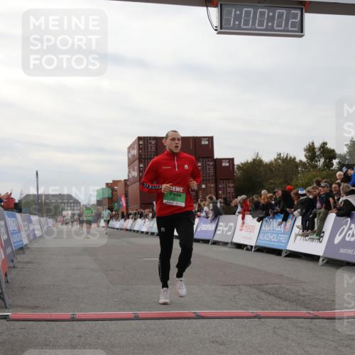 03.10.2025 - Köhlbrandbrückenlauf Yannick Fuchs http://msf.ph/oto/8987795 03.10.2025 16:00:00 Ziel 7103, 7269, 7329, 8783, 8915 meine-sportfotos.de