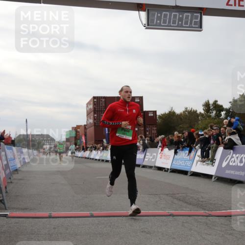 03.10.2025 - Köhlbrandbrückenlauf Yannick Fuchs http://msf.ph/oto/8987801 03.10.2025 16:00:00 Ziel 7103, 7269, 7329, 8783, 8915 meine-sportfotos.de