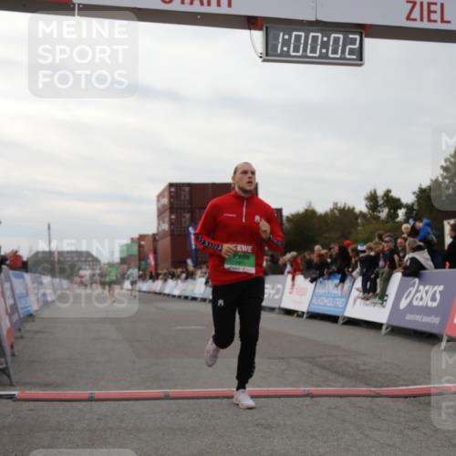 03.10.2025 - Köhlbrandbrückenlauf Yannick Fuchs http://msf.ph/oto/8987804 03.10.2025 16:00:00 Ziel 7103, 7269, 7329, 8783, 8915 meine-sportfotos.de