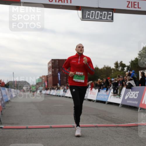 03.10.2025 - Köhlbrandbrückenlauf Yannick Fuchs http://msf.ph/oto/8987810 03.10.2025 16:00:00 Ziel 7103, 7269, 7329, 8783, 8915 meine-sportfotos.de