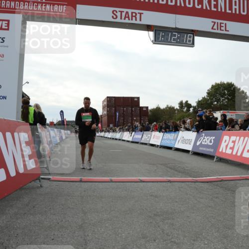 03.10.2025 - Köhlbrandbrückenlauf Yannick Fuchs http://msf.ph/oto/8987812 03.10.2025 16:12:16 Ziel 7404, 7615, 7762, 8088, 8501, 9359 meine-sportfotos.de