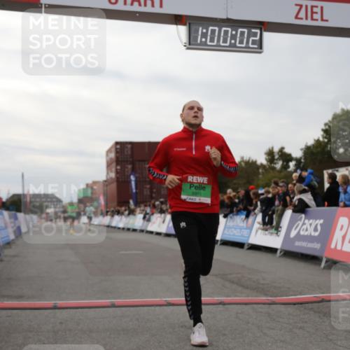 03.10.2025 - Köhlbrandbrückenlauf Yannick Fuchs http://msf.ph/oto/8987815 03.10.2025 16:00:01 Ziel 7103, 7106, 7329, 8783, 8915 meine-sportfotos.de