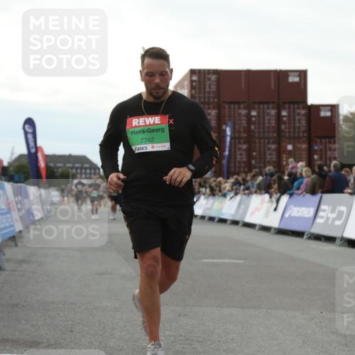 03.10.2025 - Köhlbrandbrückenlauf Yannick Fuchs http://msf.ph/oto/8987831 03.10.2025 16:12:17 Ziel 7404, 7615, 7762, 8088, 8501, 9060, 9061, 9359 meine-sportfotos.de
